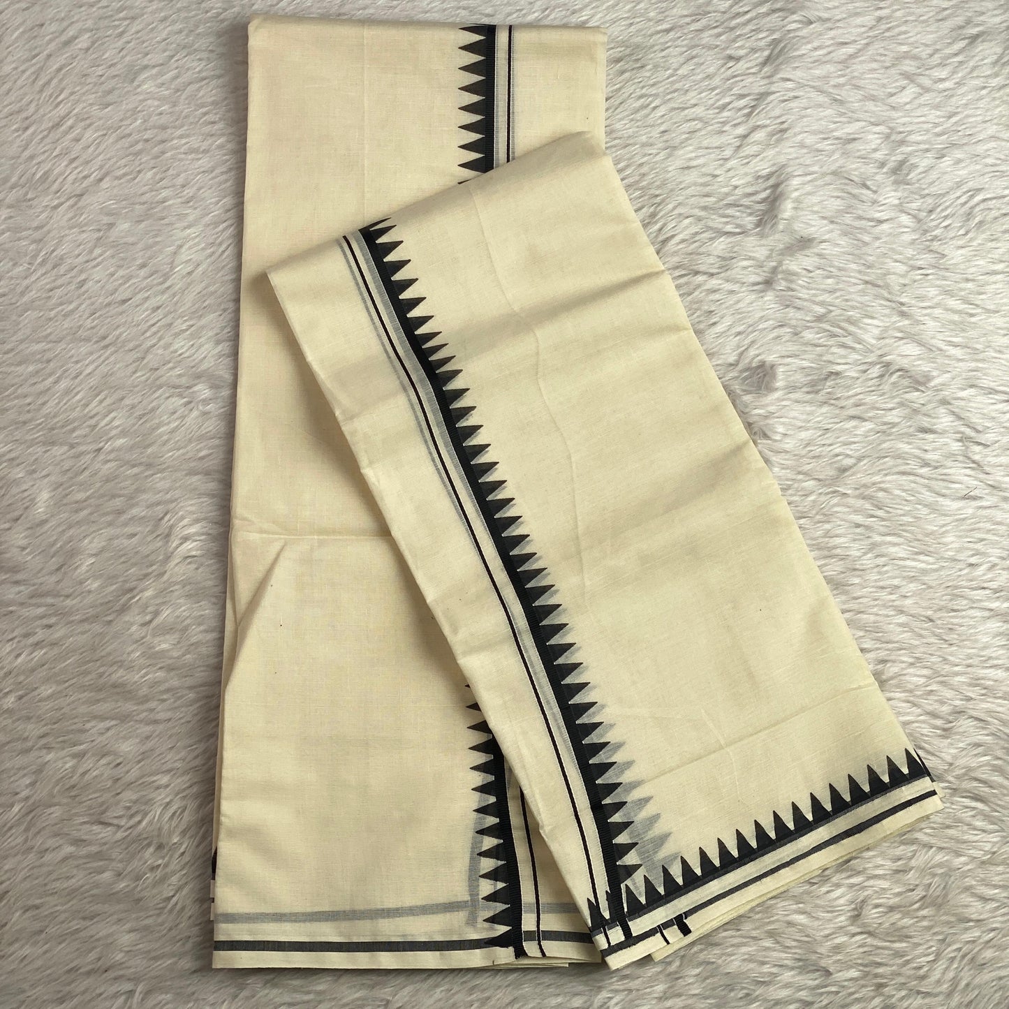 Manthra Kerala Style Temple Triangle Pattern Set Mund Black