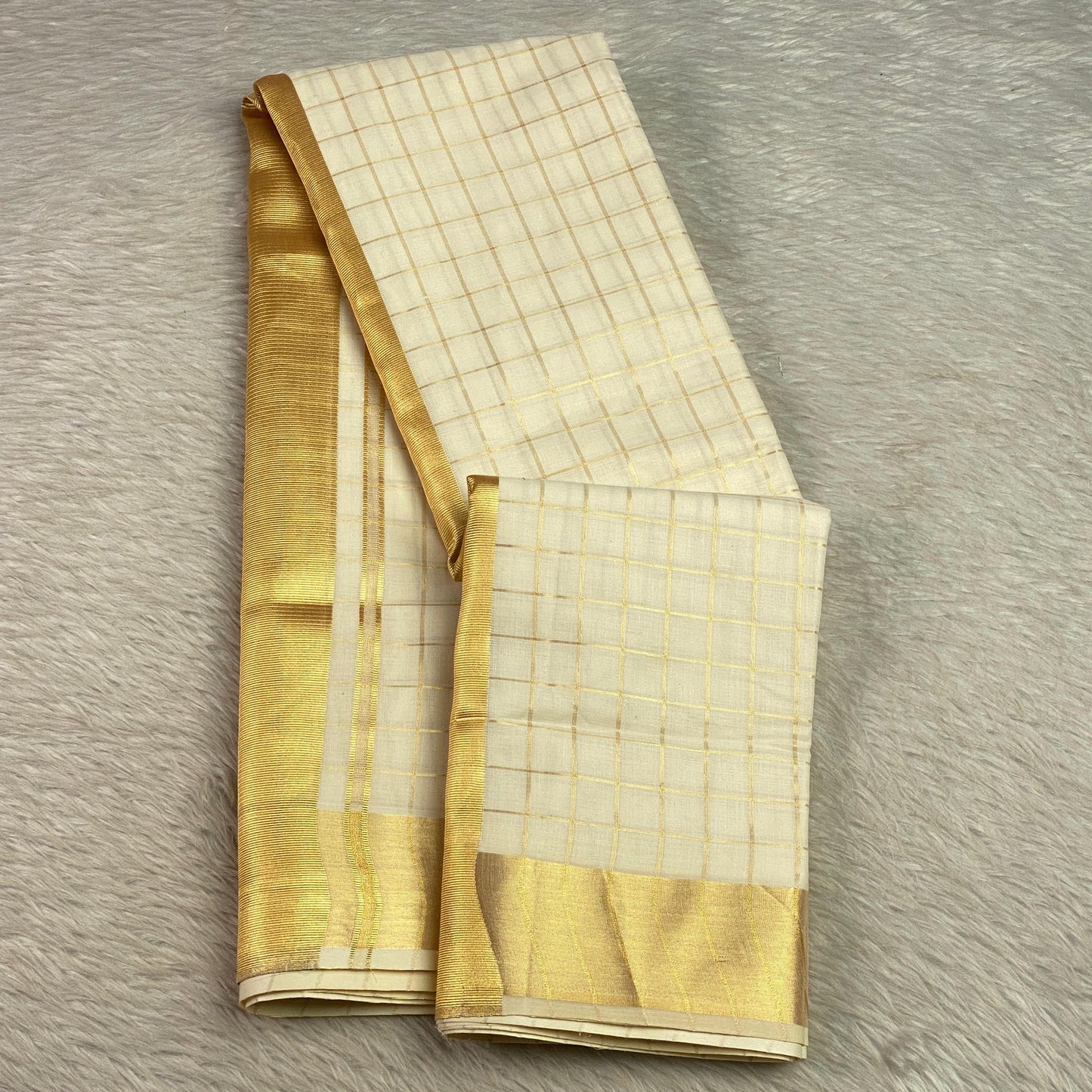 Ponvalli Kerala Checks Kasavu saree