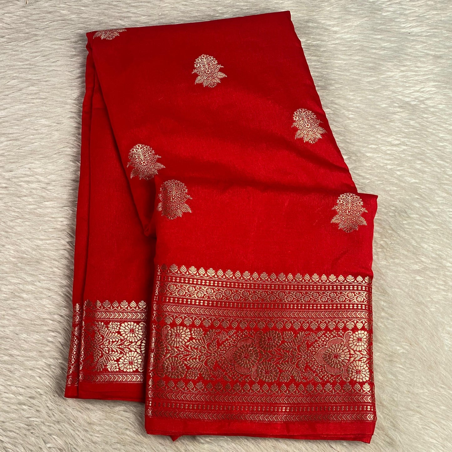 Arathi Golden Floral Banarasi Silk Saree Red