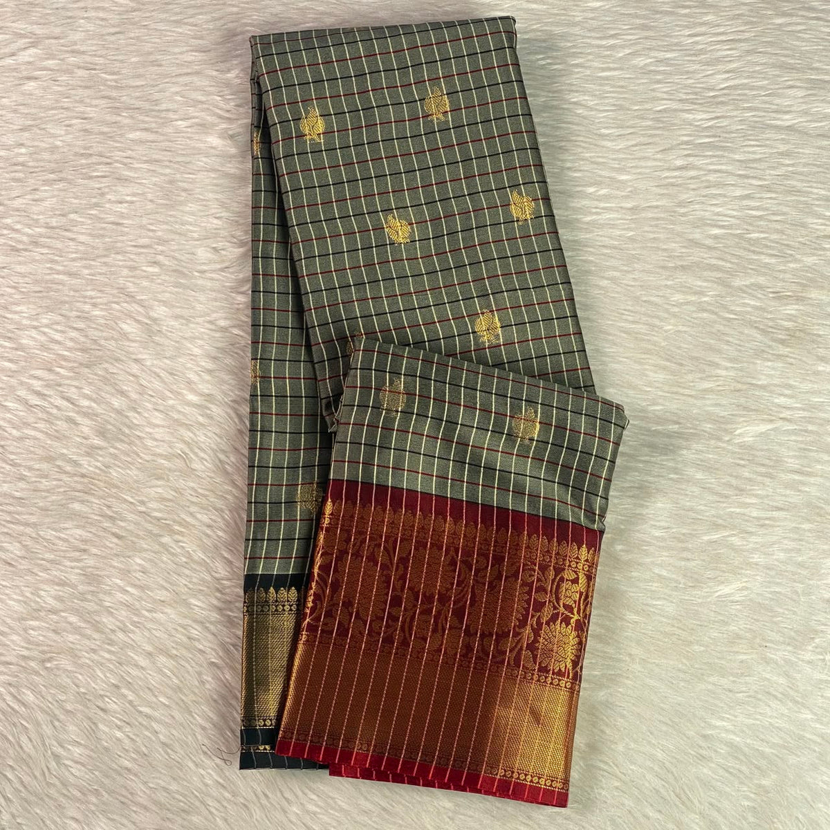Yamuna Checks Saree with Tassels in Grey
